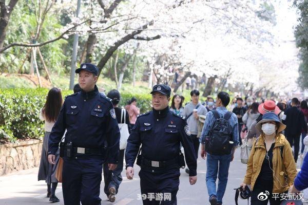 武大配女保安引热议，校园安全新举措还是炒作噱头？