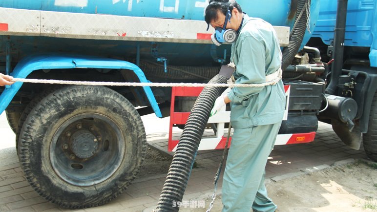 吸粪车惊爆事件揭秘：城市清洁中的隐藏危机